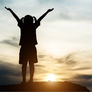 silhouette-two-girl-having-fun-nature-borrar